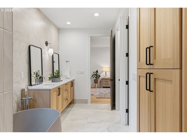 14100 Knaus Rd, Lake Oswego, OR 97034