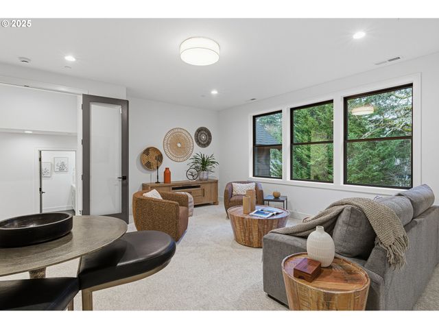 14100 Knaus Rd, Lake Oswego, OR 97034