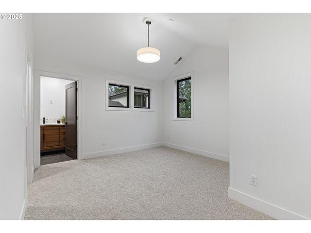 14100 Knaus Rd, Lake Oswego, OR 97034