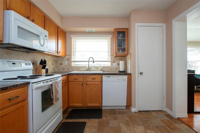 618 OAKMONT AVENUE, Sun City Center, FL 33573