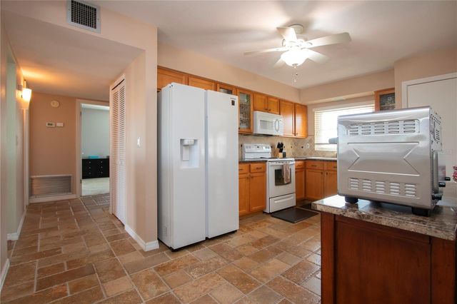 618 OAKMONT AVENUE, Sun City Center, FL 33573