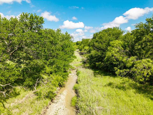 232 Hcr 2302, Abbott, TX 76621