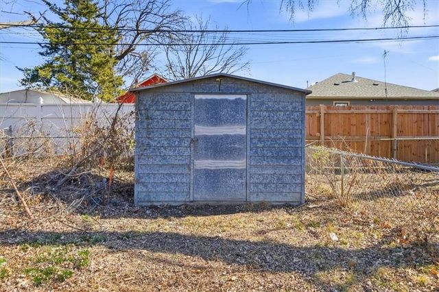 7607 Pennsylvania Avenue, Kansas City, MO 64114