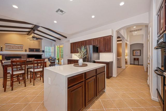 9421 Lakepoint Dr, Elk Grove, CA 95758