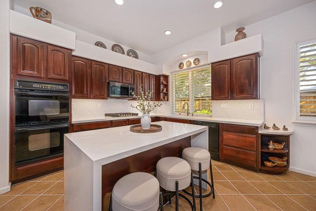 9421 Lakepoint Dr, Elk Grove, CA 95758