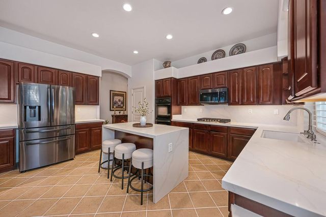 9421 Lakepoint Dr, Elk Grove, CA 95758