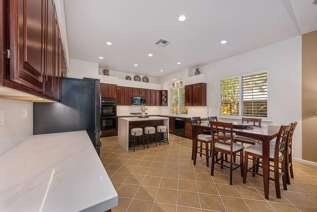 9421 Lakepoint Dr, Elk Grove, CA 95758