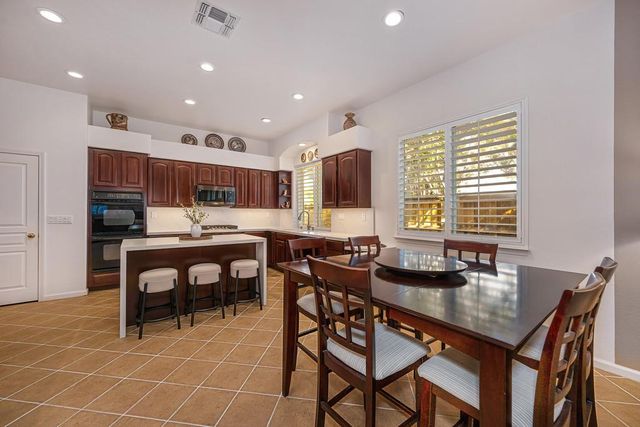 9421 Lakepoint Dr, Elk Grove, CA 95758