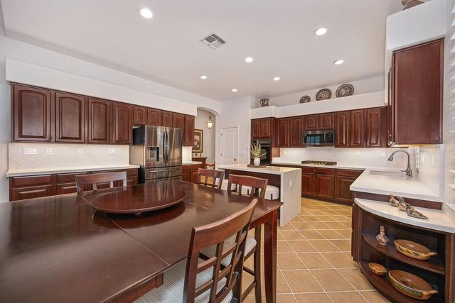 9421 Lakepoint Dr, Elk Grove, CA 95758