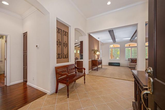 9421 Lakepoint Dr, Elk Grove, CA 95758