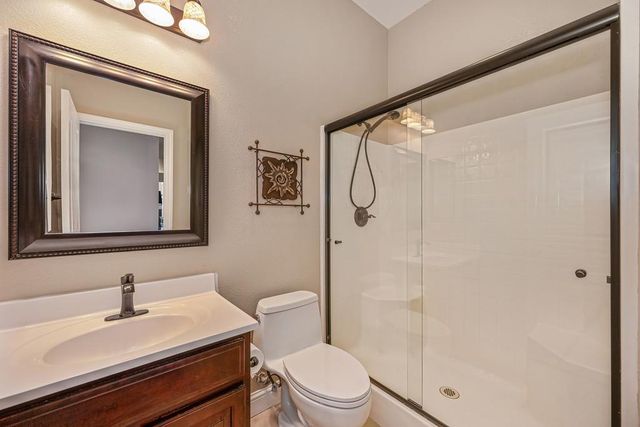 9421 Lakepoint Dr, Elk Grove, CA 95758