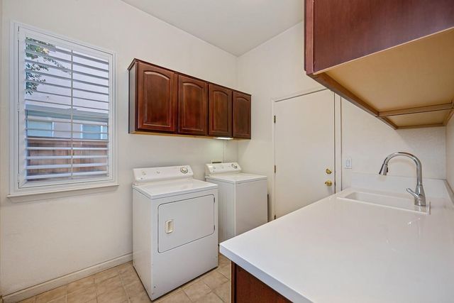 9421 Lakepoint Dr, Elk Grove, CA 95758