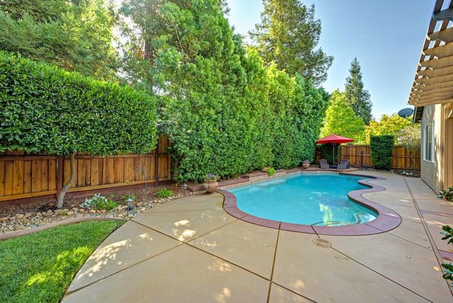 9421 Lakepoint Dr, Elk Grove, CA 95758