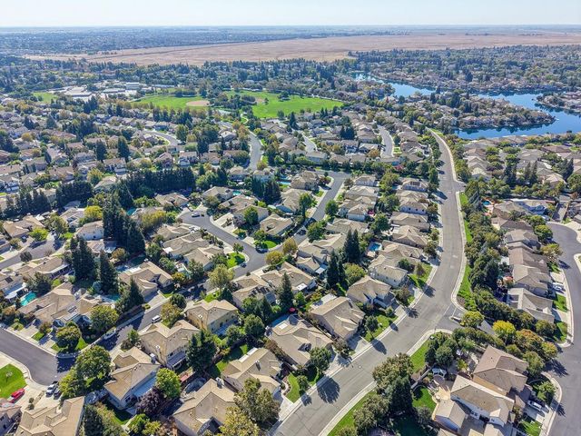9421 Lakepoint Dr, Elk Grove, CA 95758