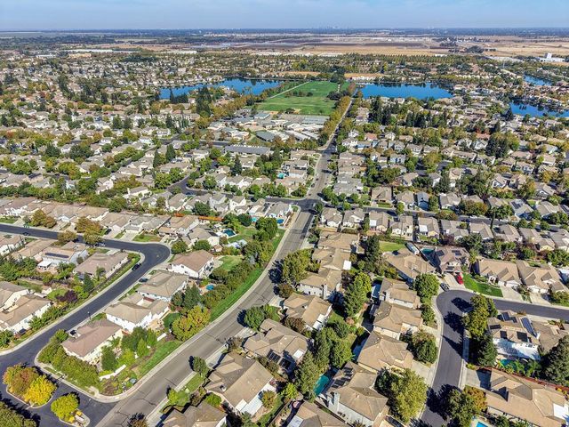 9421 Lakepoint Dr, Elk Grove, CA 95758