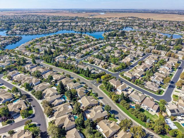 9421 Lakepoint Dr, Elk Grove, CA 95758