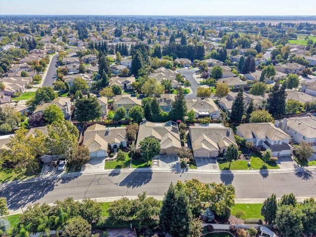 9421 Lakepoint Dr, Elk Grove, CA 95758