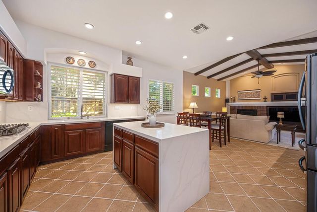 9421 Lakepoint Dr, Elk Grove, CA 95758
