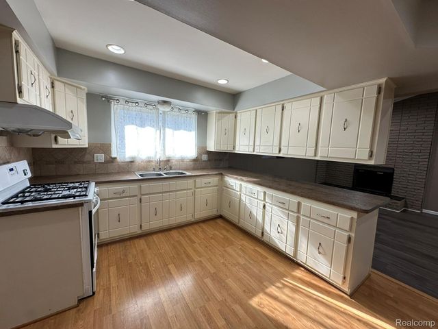 3217 Barton Drive, Sterling Heights, MI 48310