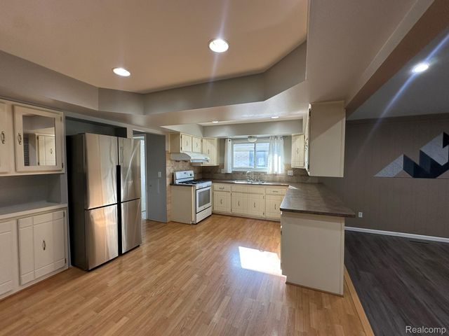 3217 Barton Drive, Sterling Heights, MI 48310