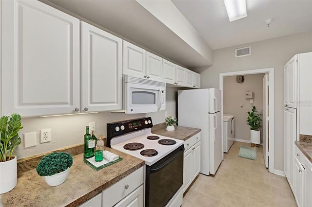 5572 METROWEST BOULEVARD 304, Orlando, FL 32811