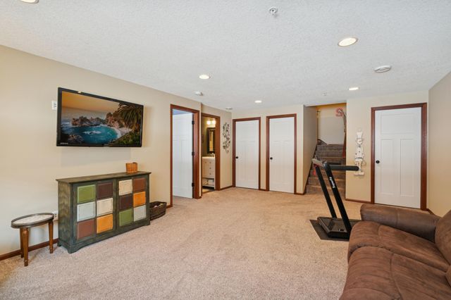 9514 Roosevelt Drive, Chanhassen, MN 55317