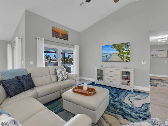 5747 SW 9th CT, Cape Coral, FL 33914