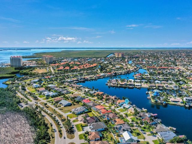 5747 SW 9th CT, Cape Coral, FL 33914