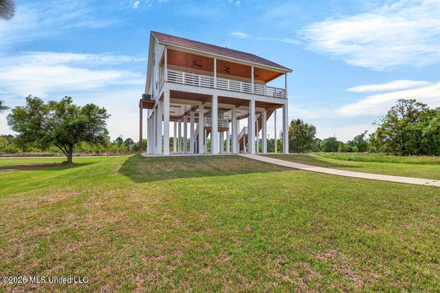 5089 Atlantis Drive, Bay Saint Louis, MS 39520
