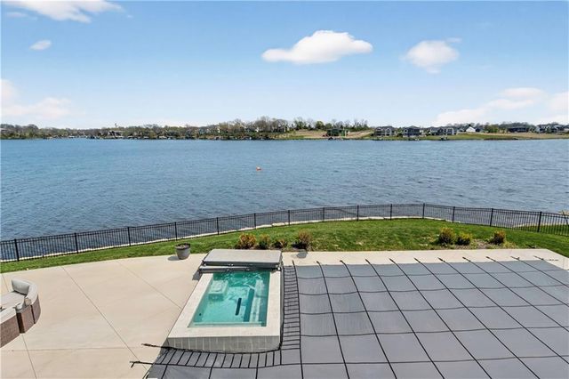 16 Seminole Circle, Lake Winnebago, MO 64034