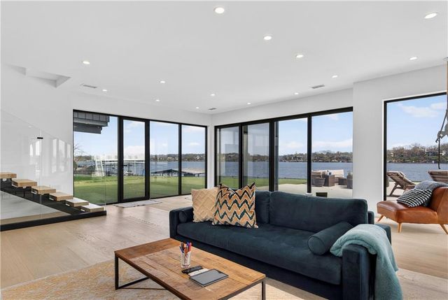 16 Seminole Circle, Lake Winnebago, MO 64034