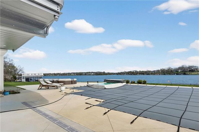 16 Seminole Circle, Lake Winnebago, MO 64034