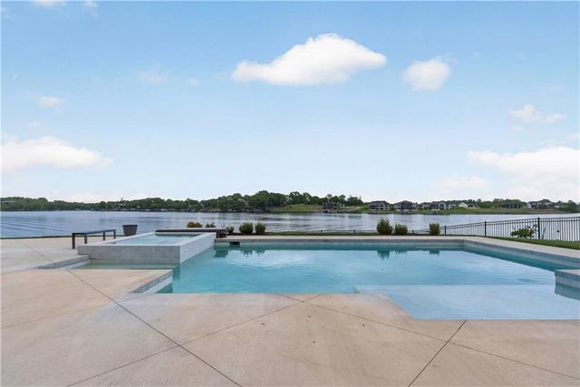 16 Seminole Circle, Lake Winnebago, MO 64034