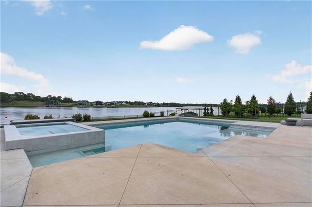 16 Seminole Circle, Lake Winnebago, MO 64034