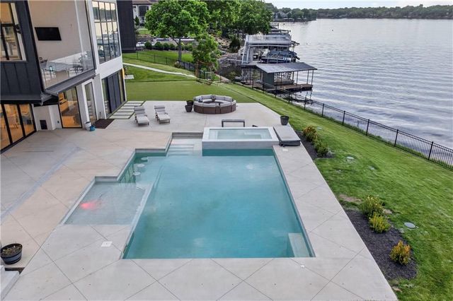 16 Seminole Circle, Lake Winnebago, MO 64034