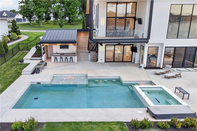 16 Seminole Circle, Lake Winnebago, MO 64034