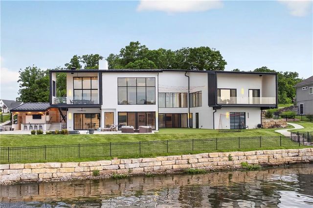 16 Seminole Circle, Lake Winnebago, MO 64034