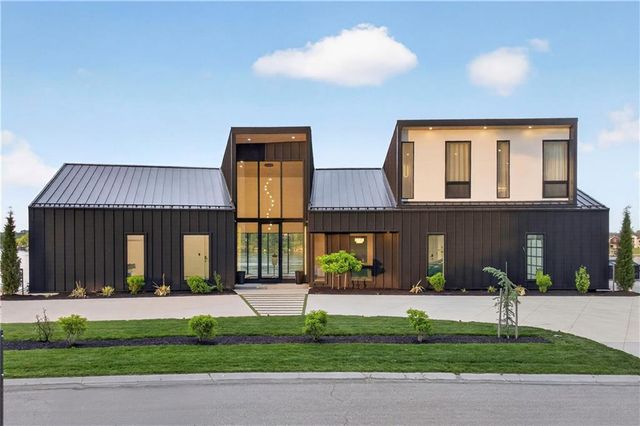 16 Seminole Circle, Lake Winnebago, MO 64034