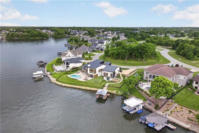16 Seminole Circle, Lake Winnebago, MO 64034