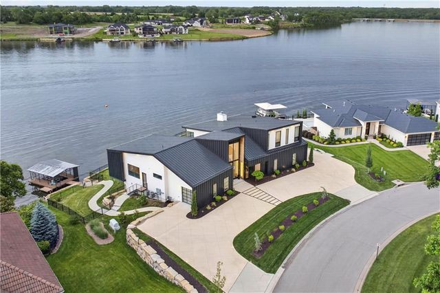 16 Seminole Circle, Lake Winnebago, MO 64034