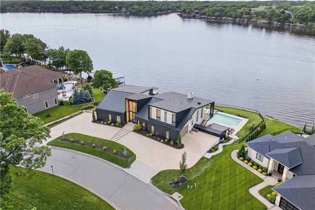 16 Seminole Circle, Lake Winnebago, MO 64034