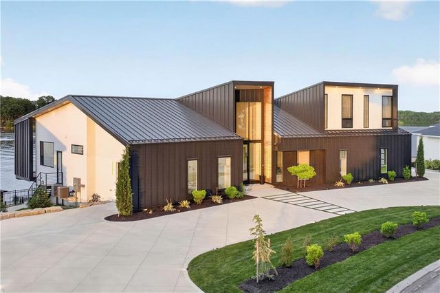 16 Seminole Circle, Lake Winnebago, MO 64034