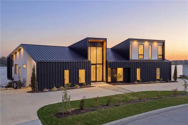 16 Seminole Circle, Lake Winnebago, MO 64034