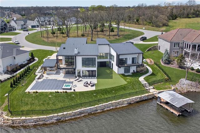 16 Seminole Circle, Lake Winnebago, MO 64034