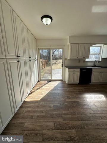 2073 CLOVER MILL RD, Quakertown, PA 18951