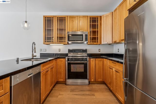 2300 Broadway 4, Oakland, CA 94612