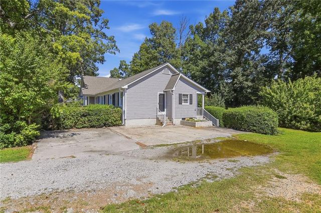 1233 Guilford College Road, Jamestown, NC 27282