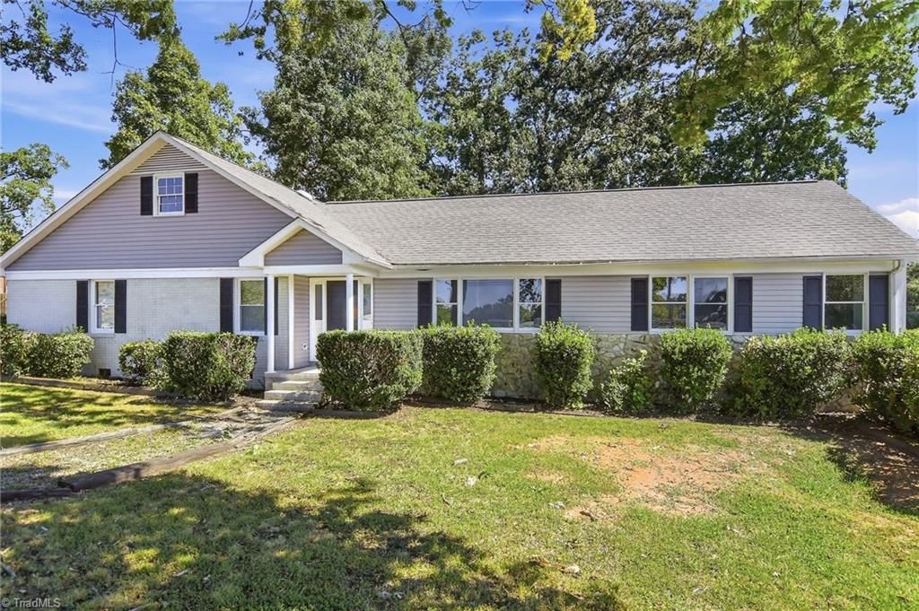 1233 Guilford College Road, Jamestown, NC 27282