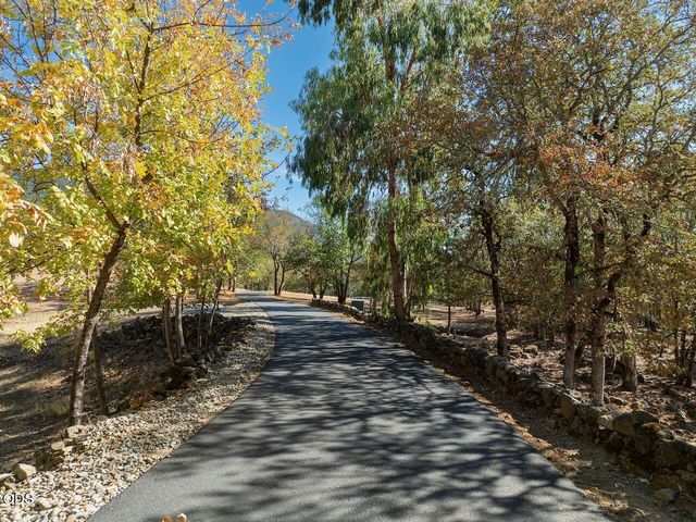 366 Springbrook Drive, Grants Pass, OR 97527