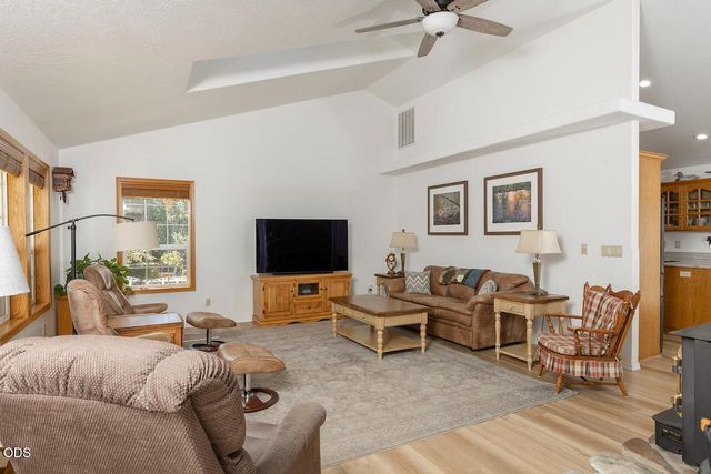 366 Springbrook Drive, Grants Pass, OR 97527